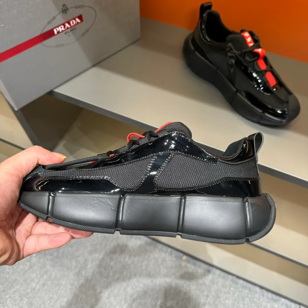 P460 PRADA/Prada men's lace-up leather casual sports shoes, the upper is made of cowhide leather and breathable mesh. It is soft, comfortable and breathable. The tongue is decorated with the PRADA brand letter logo. The thick rubber sole echoes the red label tongue. The style is fashionable and elegant. The details are carefully crafted. A casual sports shoe with a super western style and excellent breathability! Code number 38-45 (45 customized)